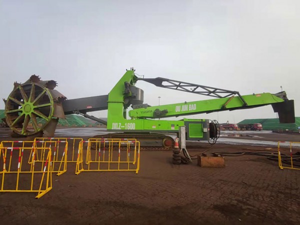 Single bucket wheel reclaimer loader